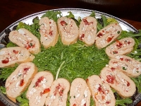 Rocambole de frango com salada Caesar
